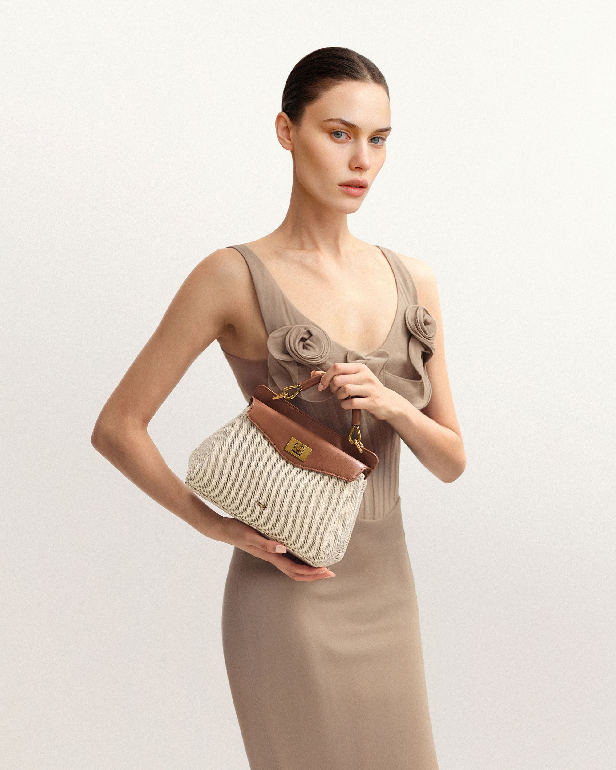 【JW PEI 】Lucia Classic Top Handbag Lucia Classic Top Handbag - Brown Canvas – JW PEI LATAM