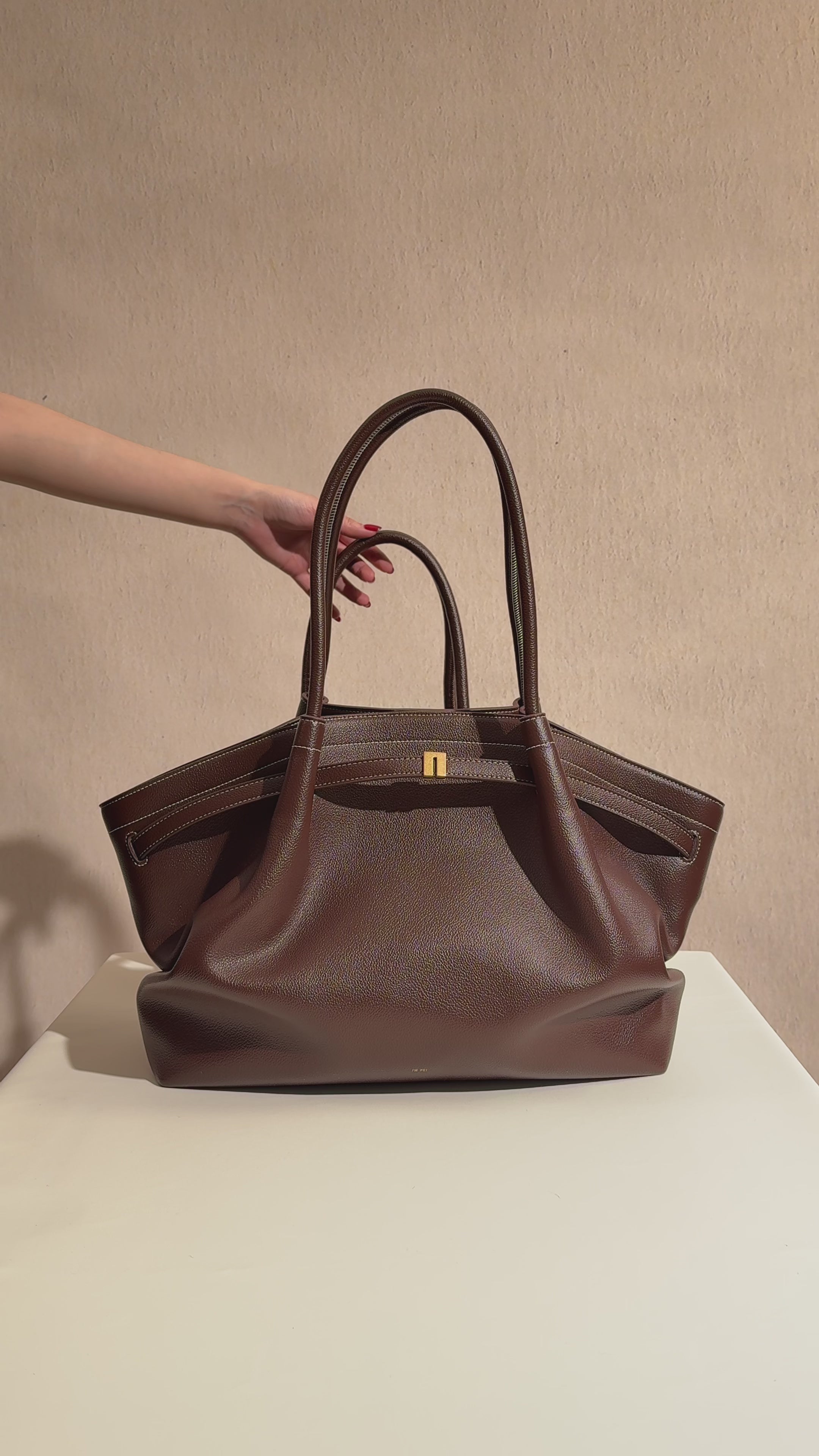 ① hana Hana Large Tote Bag - Dark Brown - JW PEI LATAM